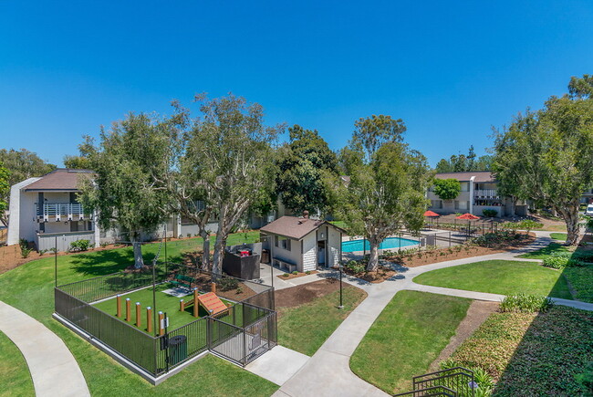 Village Green in La Habra, CA - Foto de edificio - Building Photo