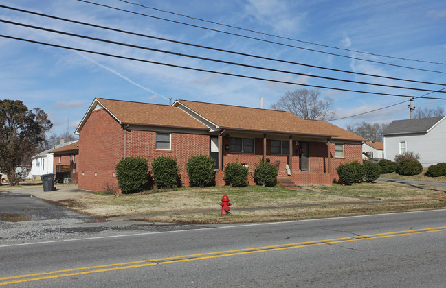 302-306 E Trade St in Dallas, NC - Foto de edificio - Building Photo