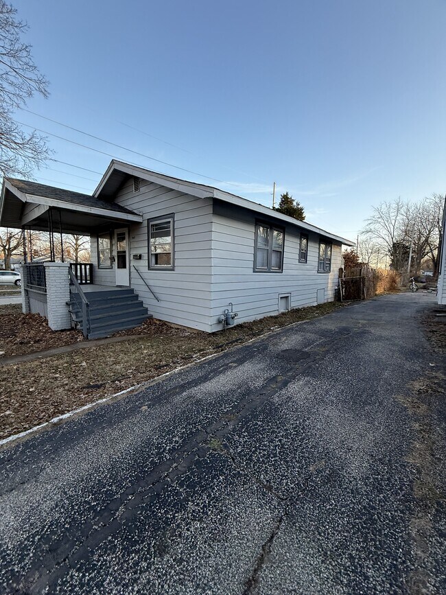 909 W Cushing St in Decatur, IL - Building Photo - Building Photo