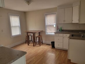 10 Winsor St, Unit 1st floor in Providence, RI - Building Photo - Building Photo