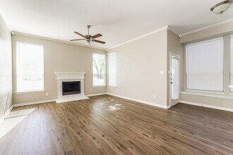 1042 Devonshire Dr in Providence Village, TX - Foto de edificio - Building Photo
