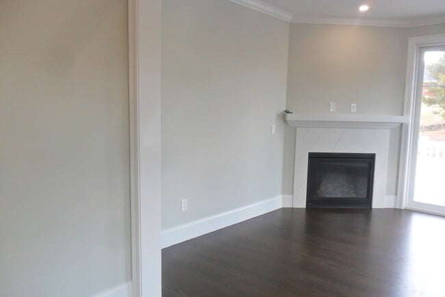 89 E Main St in Hopkinton, MA - Building Photo - Building Photo