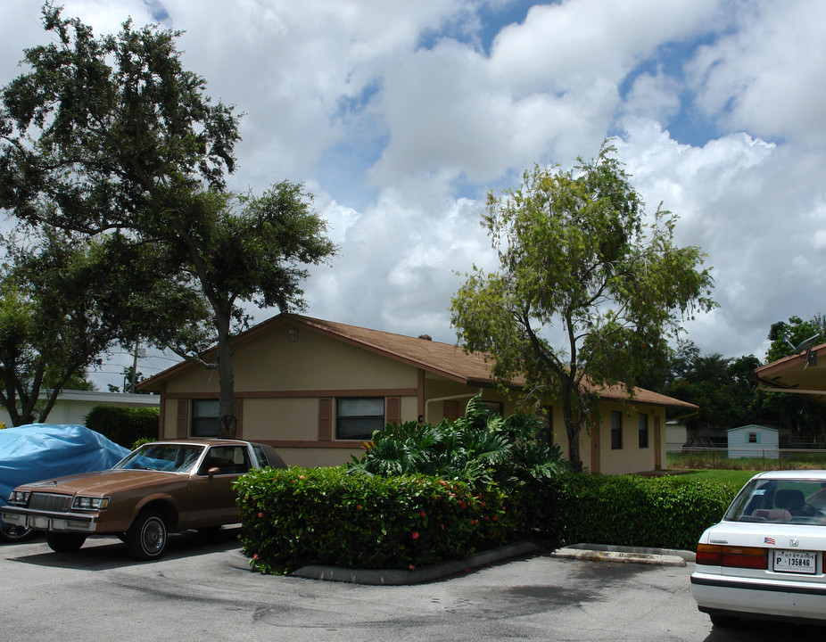 5619 Mckinley St in Hollywood, FL - Foto de edificio