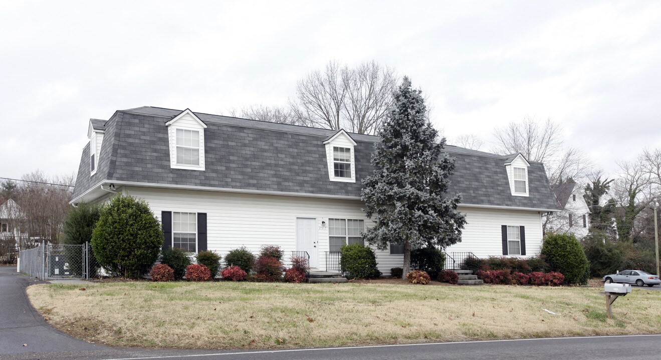 2517-2519 Cedar Ln in Knoxville, TN - Foto de edificio