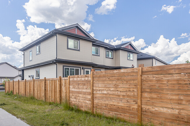 Crimson in Creekwood Chappelle in Edmonton, AB - Building Photo - Building Photo