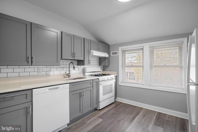 28 E Holly Ave in Oaklyn, NJ - Building Photo - Building Photo