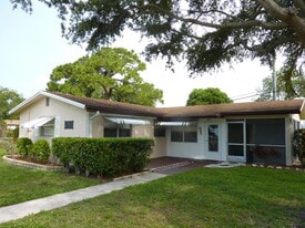 424 SW Natura Ave in Deerfield Beach, FL - Building Photo