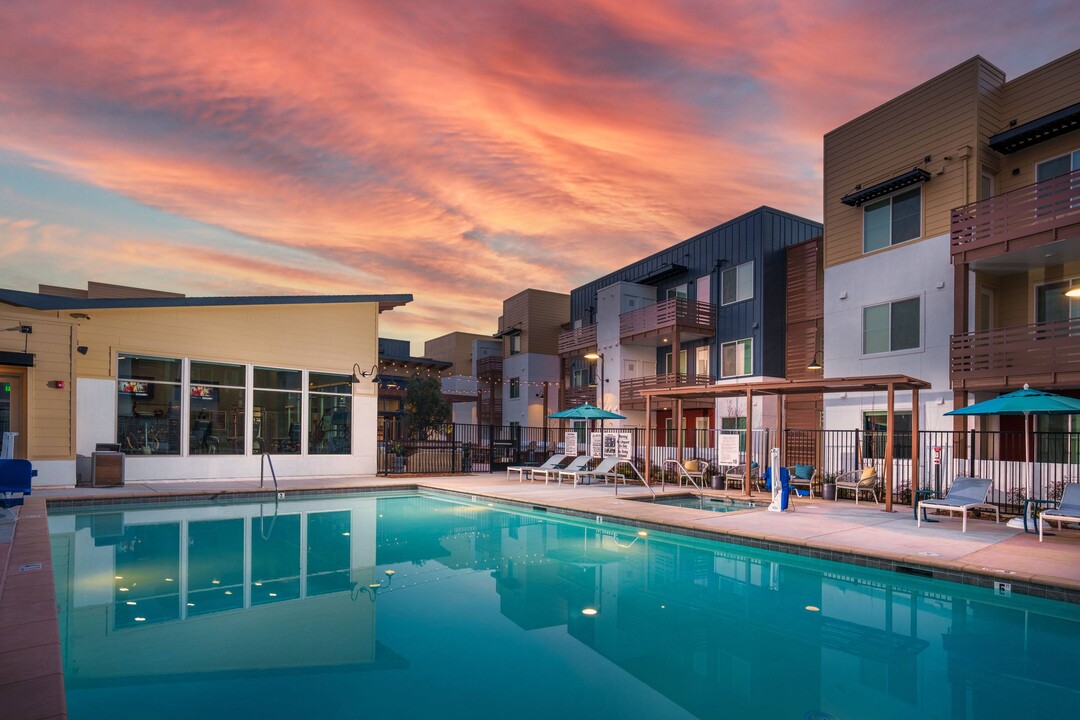 Aurora Apartments in Gold River, CA - Foto de edificio