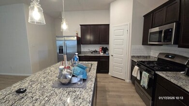 1129 Birchwood Dr in Crowley, TX - Foto de edificio - Building Photo