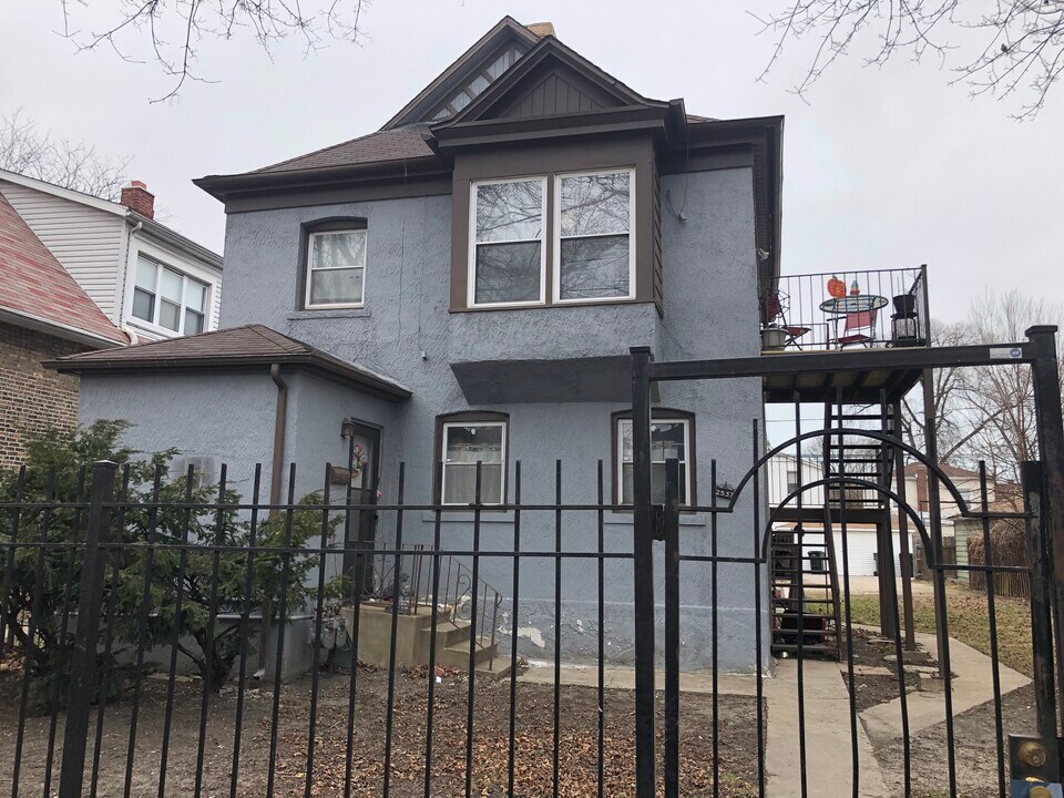 2537 N Harding Ave, Unit 1 in Chicago, IL - Building Photo
