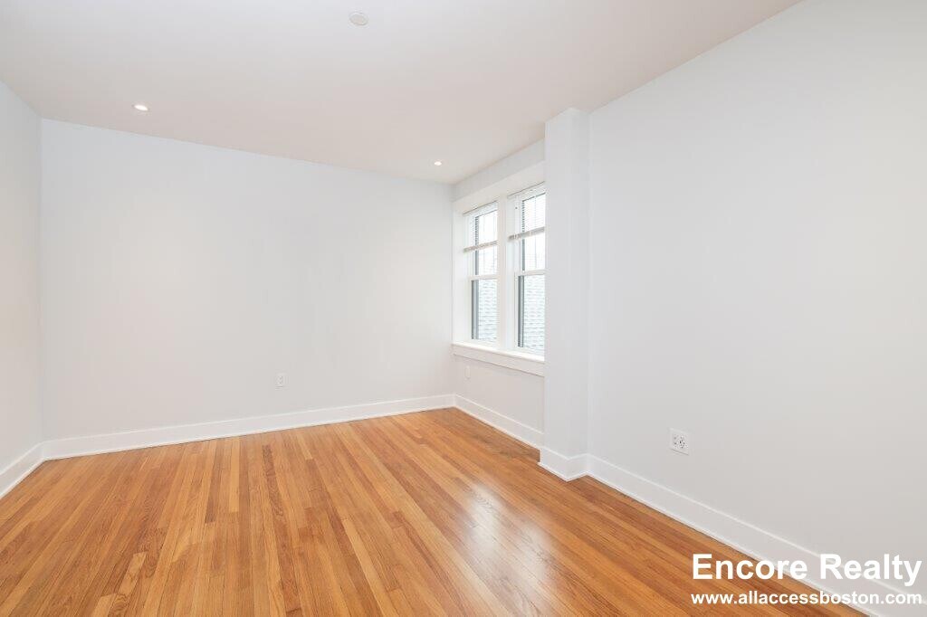 27 Forest St, Unit A in Cambridge, MA - Building Photo