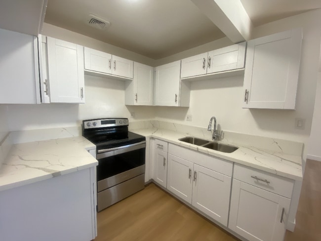 444 E Rowland St in Covina, CA - Building Photo - Building Photo