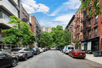 526 E 5th St in New York, NY - Foto de edificio - Building Photo