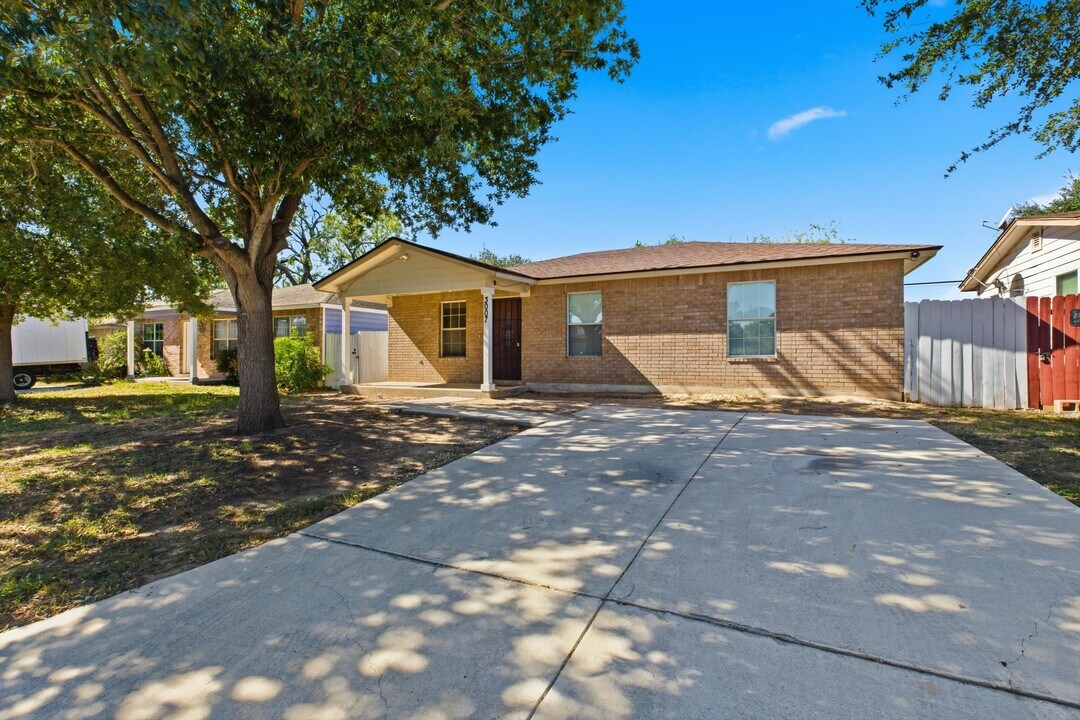 3007 Spice Meadow in San Antonio, TX - Building Photo