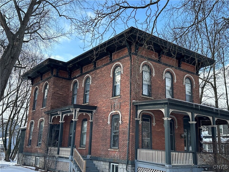 9 Perry St in Auburn, NY - Building Photo