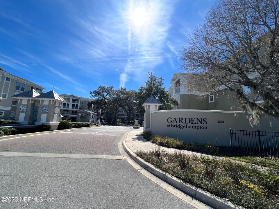 1300 Riverplace Blvd in Jacksonville, FL - Building Photo