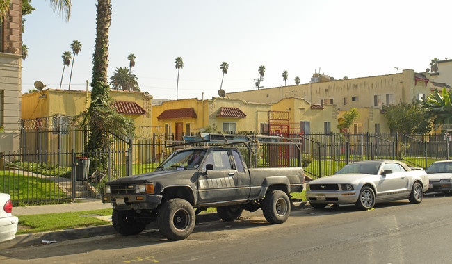 1174-1186 S Norton Ave in Los Angeles, CA - Foto de edificio - Building Photo