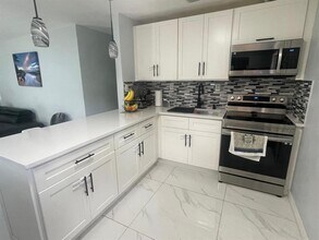5601 SW 39th St in Davie, FL - Building Photo - Building Photo
