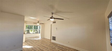 1506 Edgewater Cir in Ft. Myers, FL - Building Photo - Building Photo