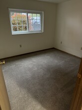 1 Stratford Rd, Unit 301 in Wheeling, WV - Foto de edificio - Building Photo