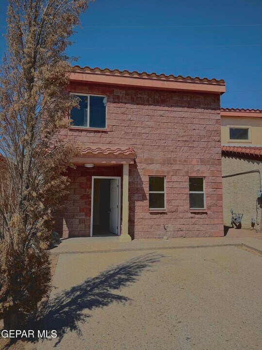 3633 Waterspring Way in El Paso, TX - Building Photo