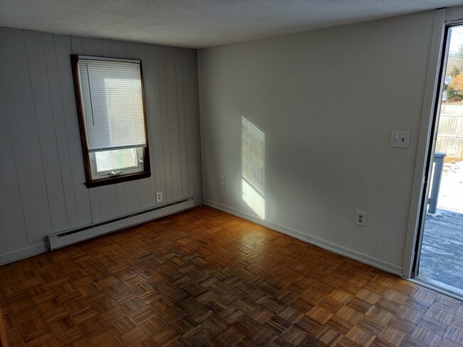 326 S Center St in Windsor Locks, CT - Building Photo - Building Photo