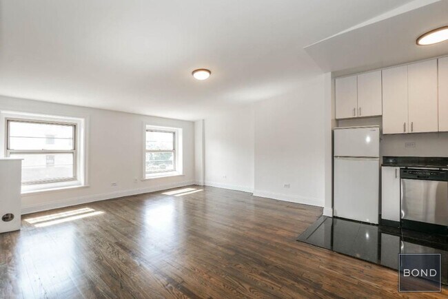 35 W 8th St in New York, NY - Building Photo - Building Photo
