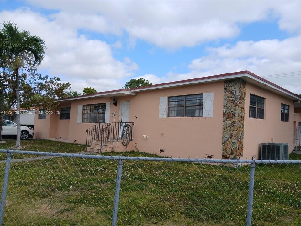 8205 SW 39th St in Miami, FL - Building Photo