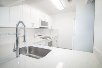 515 NW 100th Pl in Pembroke Pines, FL - Building Photo - Building Photo