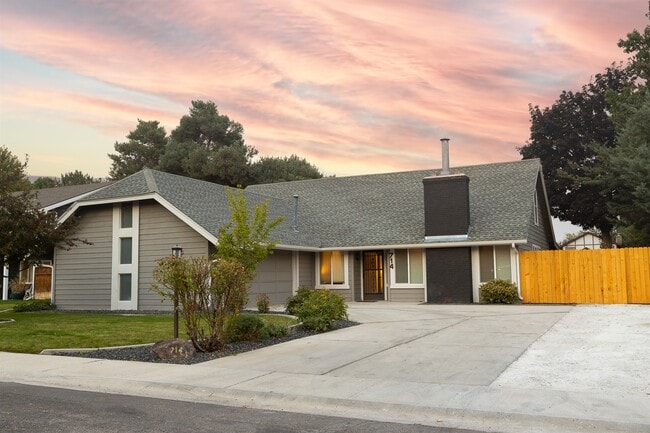 property at 714 N Beachwood St
