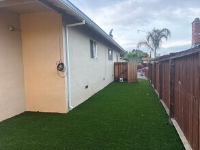 1378 Windsor Way in Brentwood, CA - Foto de edificio - Building Photo