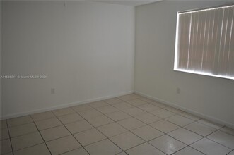 1036 NW 64th St in Miami, FL - Foto de edificio - Building Photo