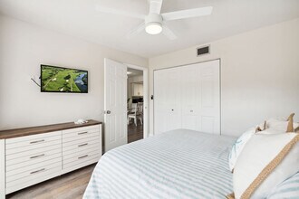 580 Neapolitan Way in Naples, FL - Building Photo - Building Photo