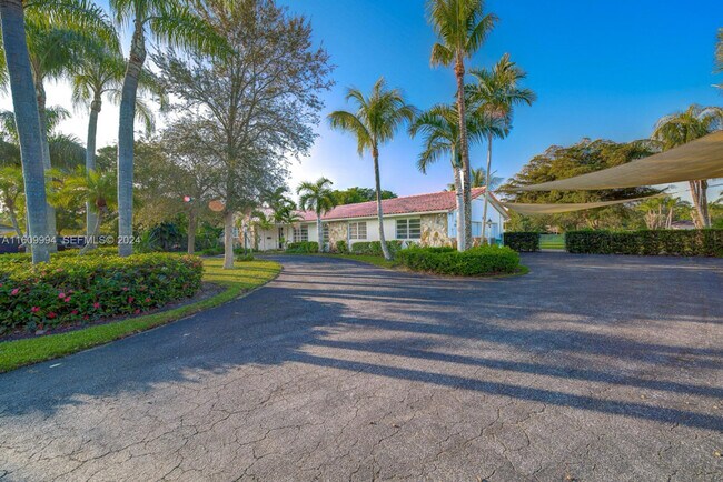 7460 SW 109th Terrace in Pinecrest, FL - Foto de edificio - Building Photo