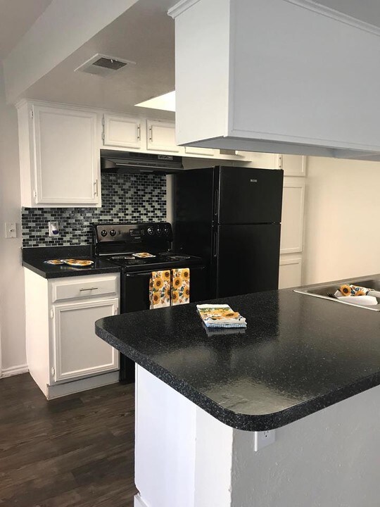 221 W Interstate 30 in Garland, TX - Building Photo