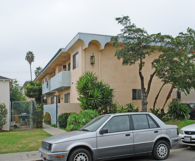 2039 Holt Ave in Los Angeles, CA - Foto de edificio - Building Photo