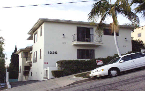 1325 Qunitera St in Los Angeles, CA - Foto de edificio - Building Photo