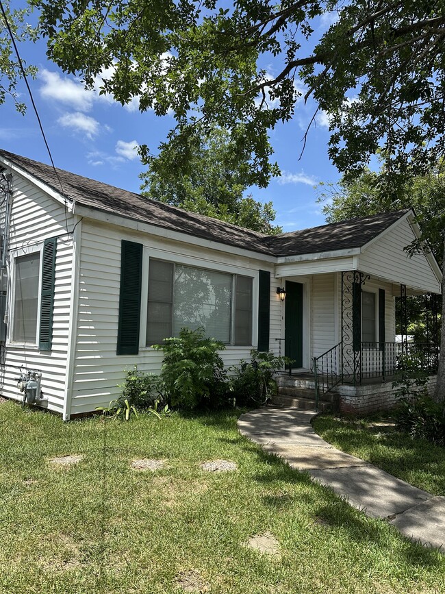 100 W Stone St in Brenham, TX - Building Photo - Building Photo