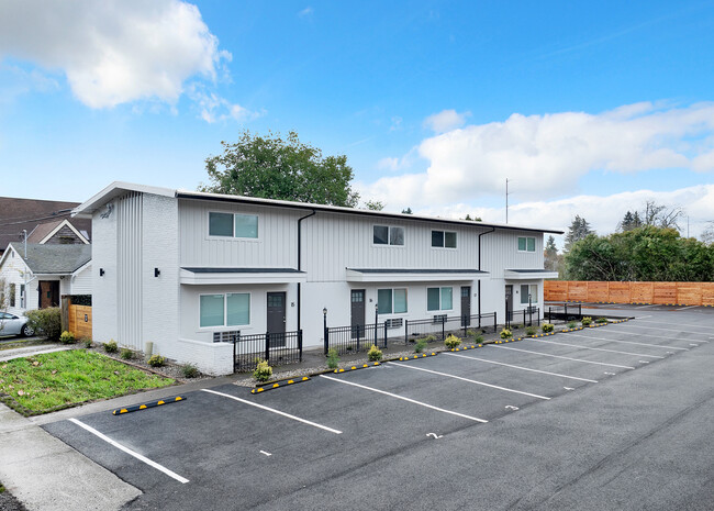 Hillsboro Court in Hillsboro, OR - Foto de edificio - Building Photo