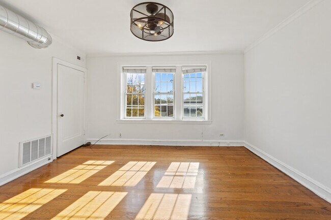 3050 W Cornelia Ave, Unit 3