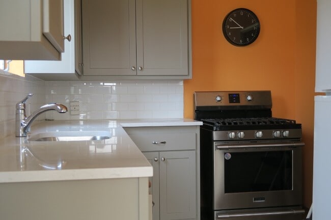 5130 Manila Ave in Oakland, CA - Foto de edificio - Building Photo