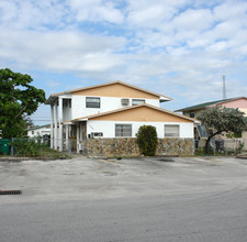 7361 NW 37th St in Hollywood, FL - Foto de edificio - Building Photo