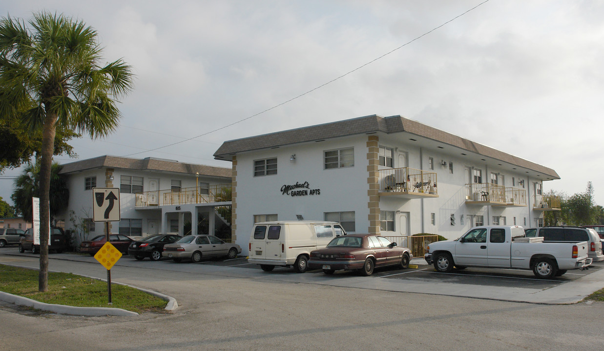 1825 Johnson St in Hollywood, FL - Building Photo