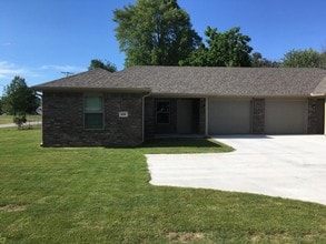 406 W 2nd St in Gentry, AR - Building Photo - Building Photo