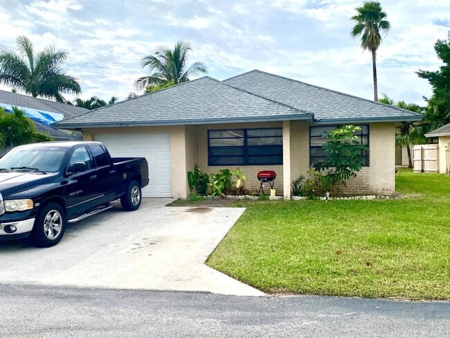 1322 Pines Ln in West Palm Beach, FL - Foto de edificio - Building Photo