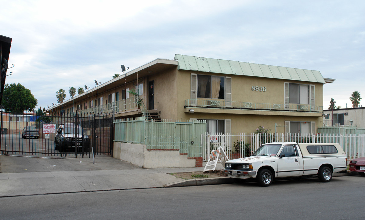 8936 Cedros Ave in Van Nuys, CA - Building Photo