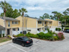 Los Lagos Condominiums in Jacksonville, FL - Building Photo - Building Photo