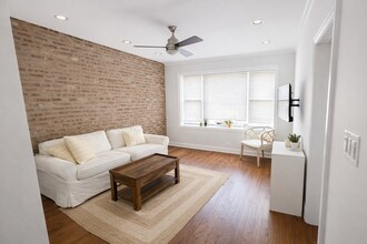 2467 N Clark St, Unit 3 in Chicago, IL - Building Photo - Building Photo