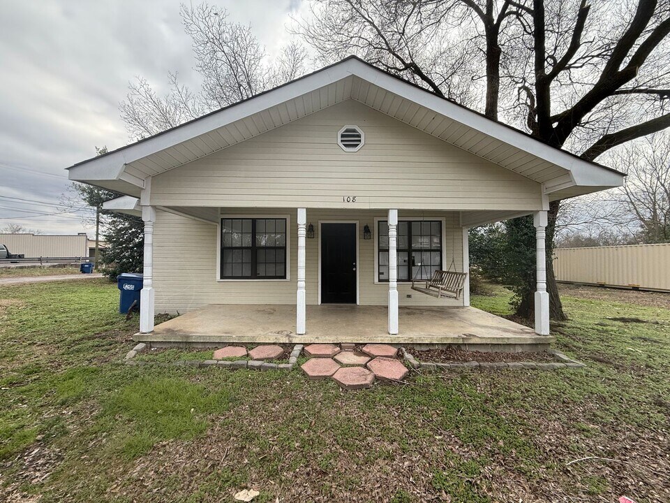 108 Scott Ave in Albertville, AL - Building Photo