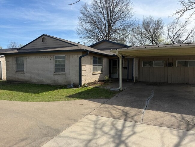 property at 2536 W Rochelle Rd